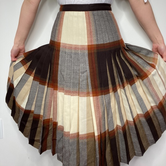 1970’s Reversible Cream & Brown Pleated Wool Skirt - Picture 2 of 9